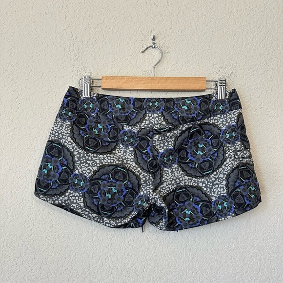 PATAGONIA Womens Wavefarer Board Shorts in Gray Floral - Picture 5 of 9